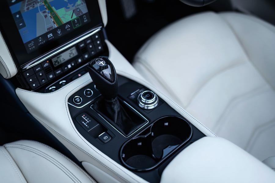 Детали интерьера Maserati GranCabrio Sport 2017 года  (JP) (фото 8 из 21)